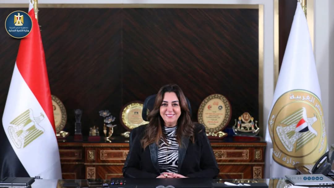 وزيرة التنمية المحلية تتابع زراعة و تشجير الطريق الدائرى بالقاهرة الكبرى 