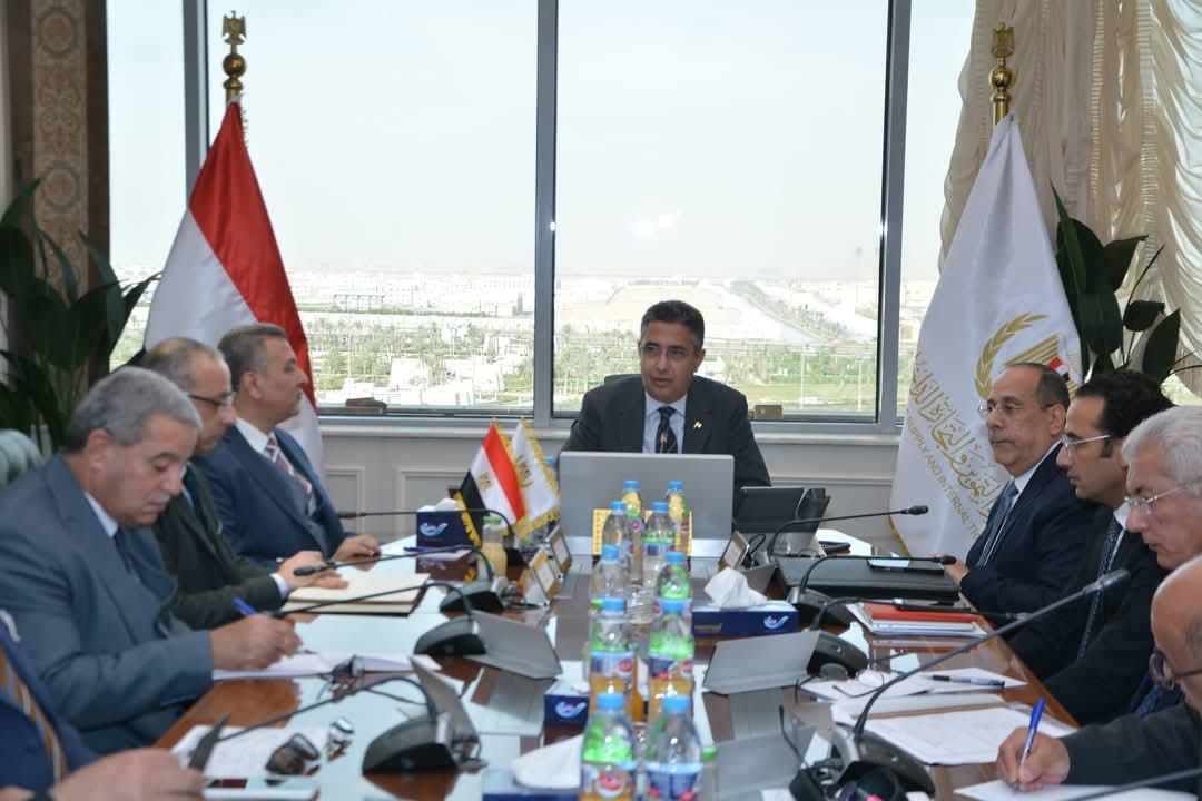 وزير التموين يتابع مع شركات الزيوت موقف الإنتاج والتشغيل