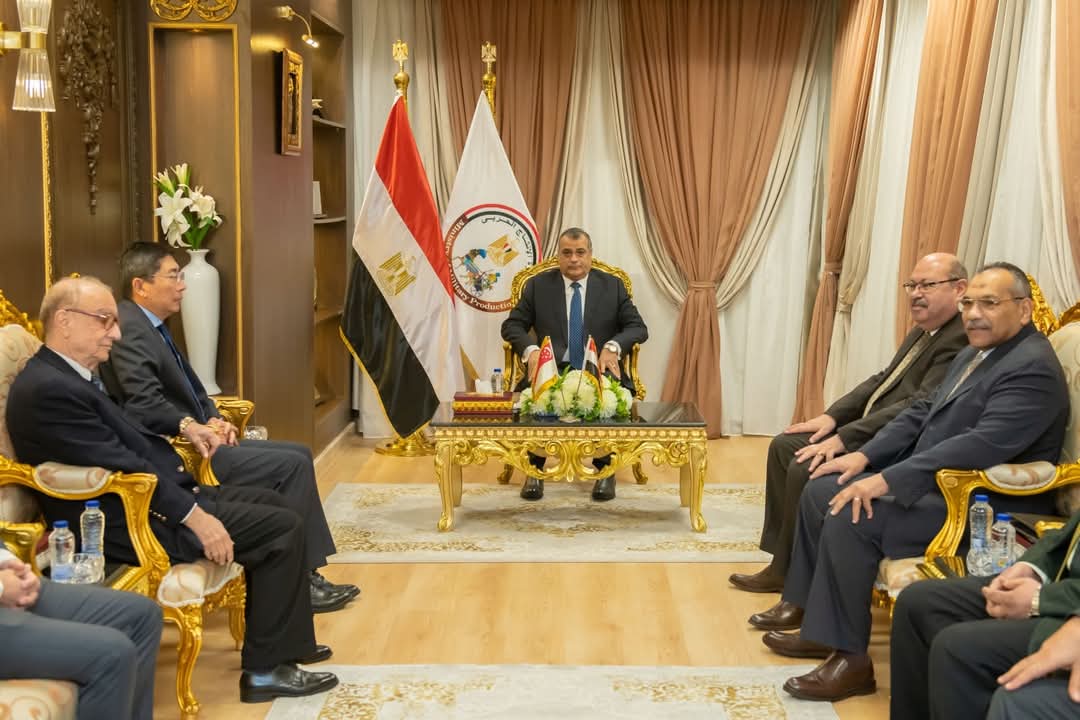 وزير الدولة للإنتاج الحربى يبحث مع سفير سنغافورة الفرص الاستثمارية