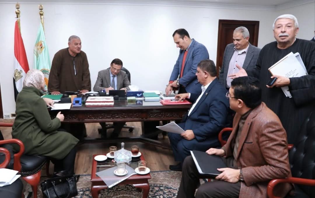 وزير الزراعة يلتقي بعدد من عضاء مجلسى النواب والشيوخ ويوجه بسرعة حل مشكلات المواطنين 