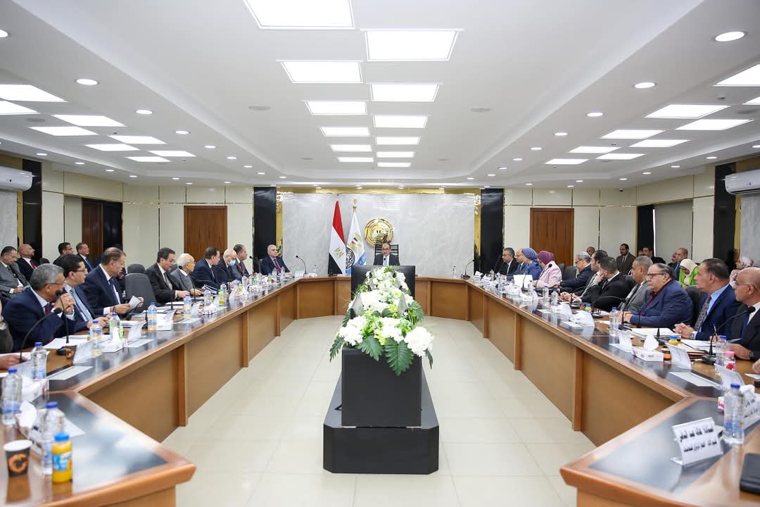 وزير قطاع الأعمال العام يترأس "عمومية القابضة الكيماوية"