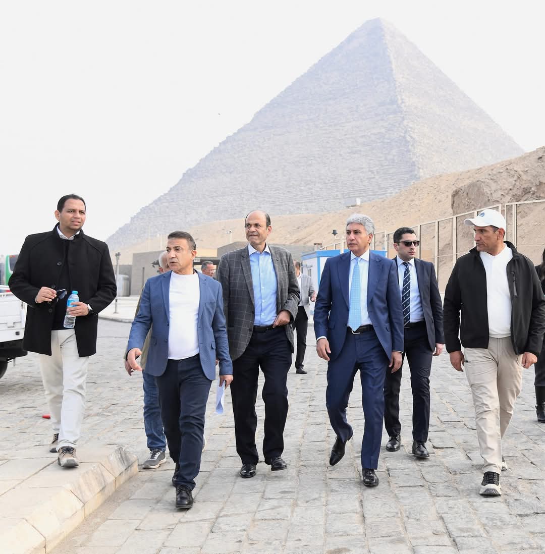 وزير السياحة يتفقد آخر مستجدات الأعمال بمشروع تطوير الخدمات بمنطقة أهرامات الجيزة 
