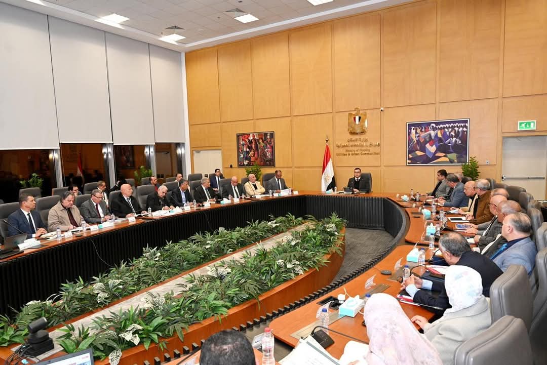 وزير الإسكان يتابع موقف مشروعات مياه الشرب والصرف الصحى بعدد من المحافظات والمدن الجديدة