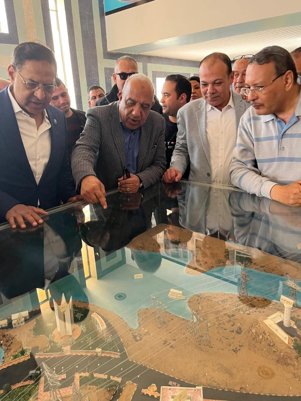 وزير الكهرباء يتفقد محطة توليد كهرباء السد العالى بأسوان