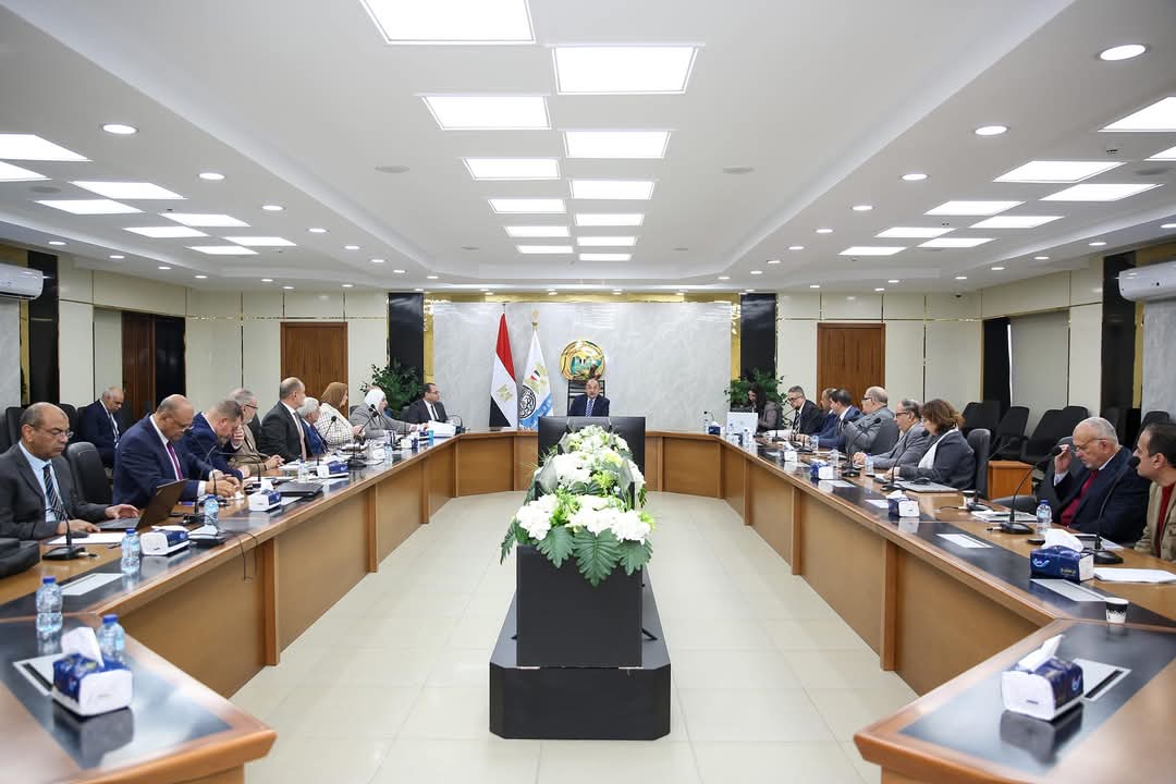 شيمى يبحث مع رؤساء القابضة للقطن والغزل والنسيج والملابس تطوير مصانع المحلة وكفر الدوار