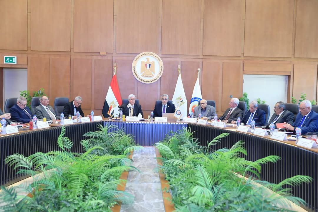 عاشور يترأس الاجتماع الأول لرؤساء وأمناء لجان قطاعات التعليم الجامعى