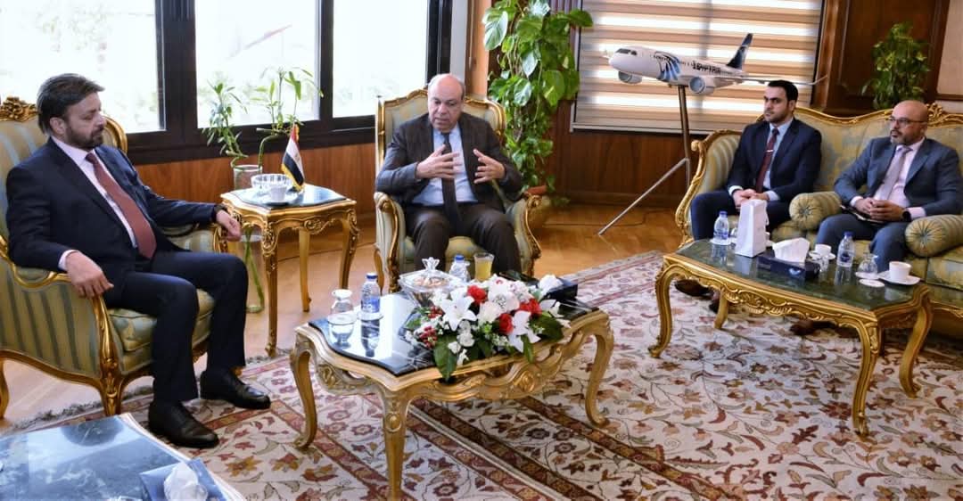 وزير الطيران  يبحث مع وفد إماراتى رفيع المستوى أوجه التعاون