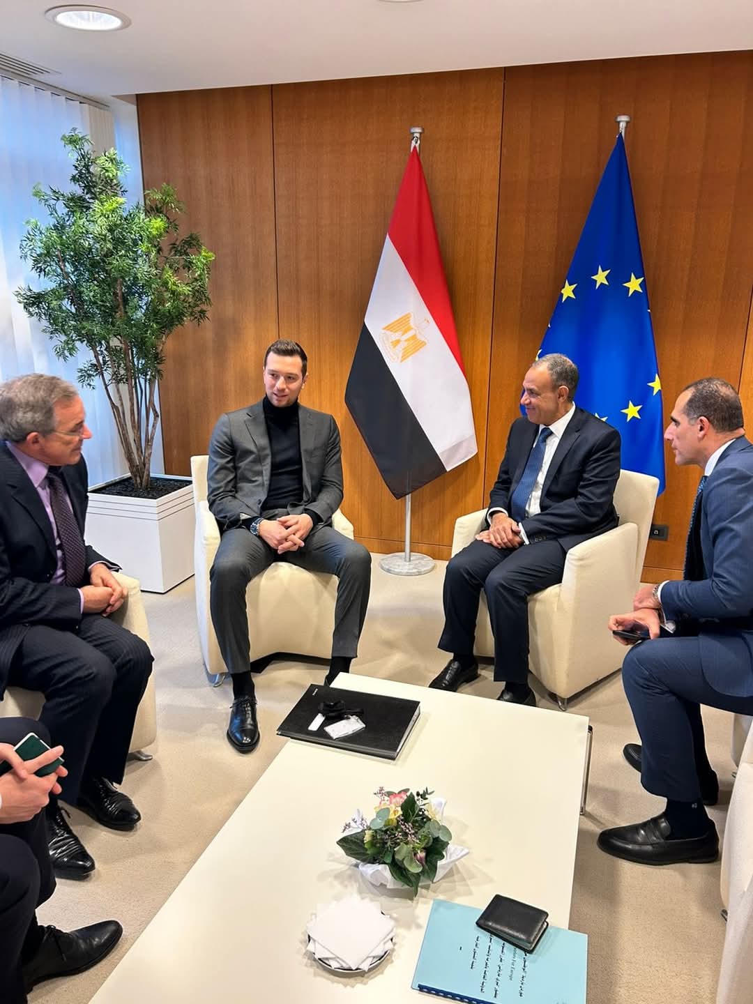 وزير الخارجية يلتقى رئيس مجموعة "الوطنيون من أجل أوروبا" بالبرلمان الأوروبى