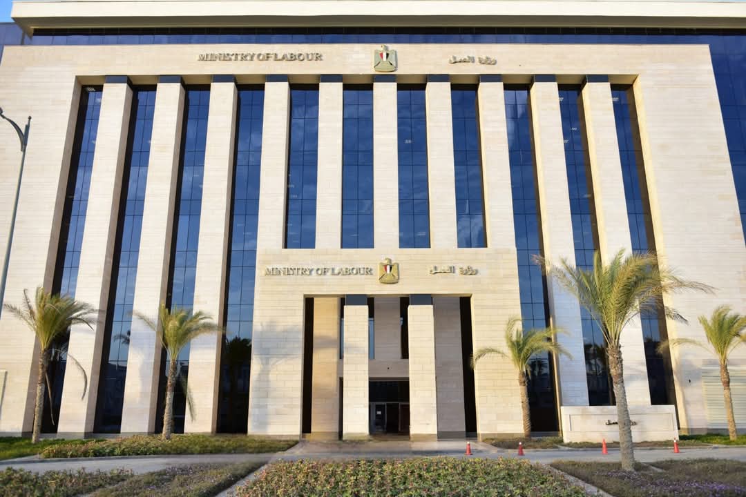 وزارة العمل : الإيقاف والتحقيق مع مفتش و 2 موظفين .. طلبوا رشوة فى  الإسكندرية 