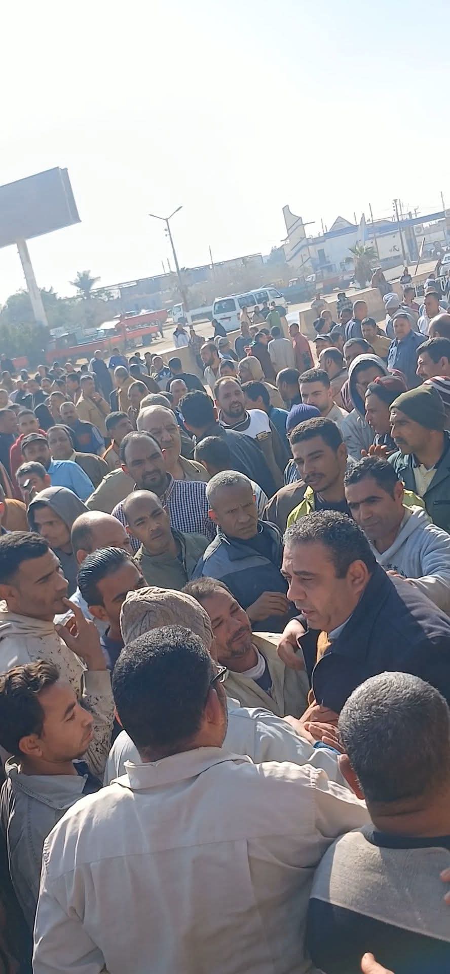 تصاعد أزمة عمال "سيراميك إينوفا" بالفيوم مع استمرار الإضراب للمطالبة بالرواتب وحقوق الأجور