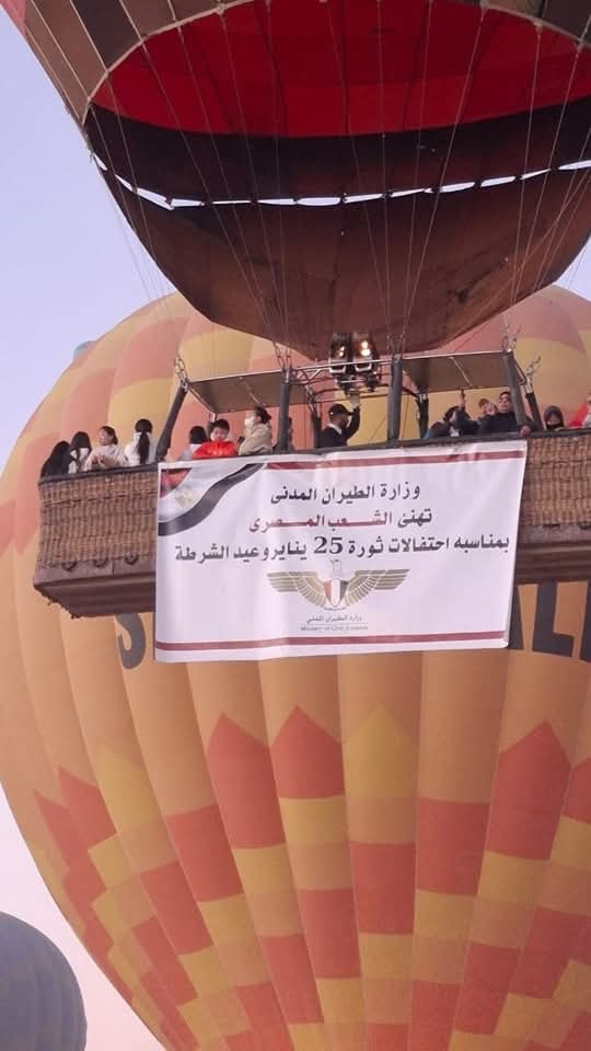 2000 سائح يُحلقون فى سماء الأقصر على متن بالون طائر 