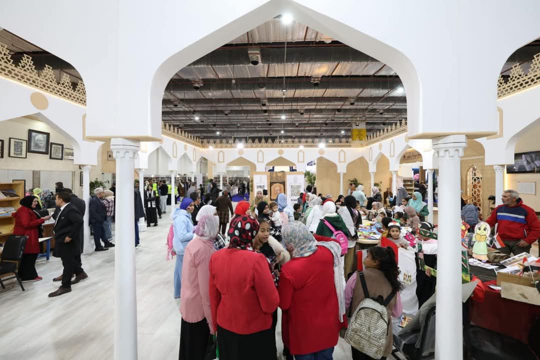إقبال كبير من الزوار على جناح الأزهر بمعرض الكتاب