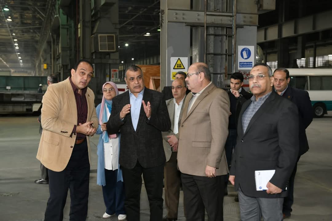 صلاح الدين يتفقد خطوط الإنتاج ومراحل التصنيع فى مصنع إنتاج وإصلاح المدرعات