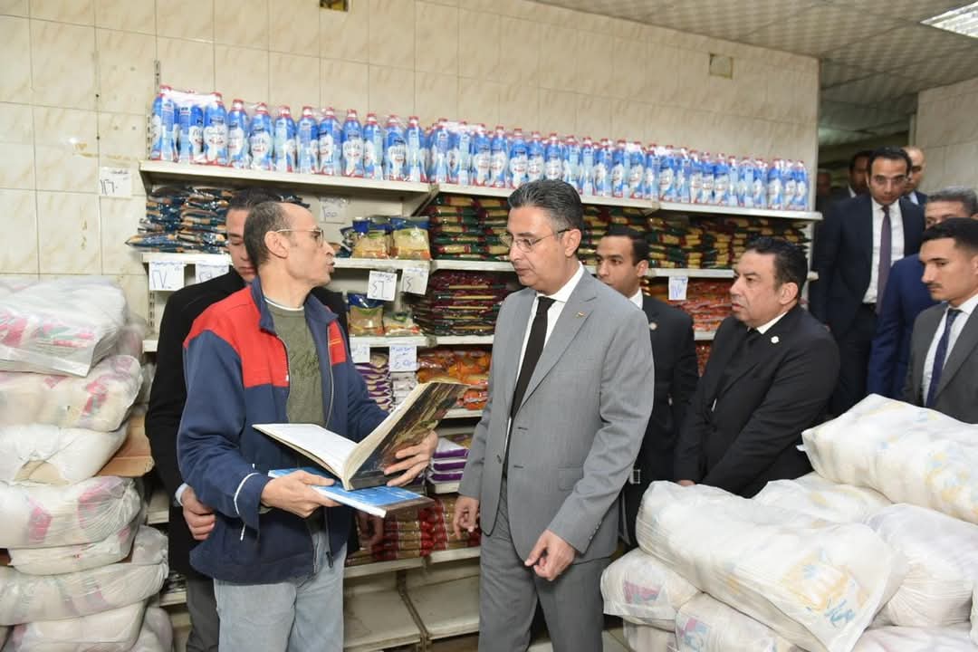  وزير التموين يطمئن على توافر الخبز والسلع الأساسية.. بالجيزة