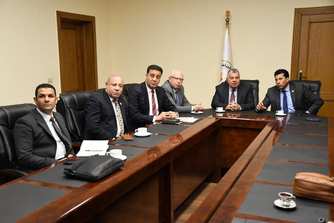 وزير الرياضة يناقش مع مسؤولى جهاز مشروعات الخدمة الوطنية المشروعات الإستثمارية