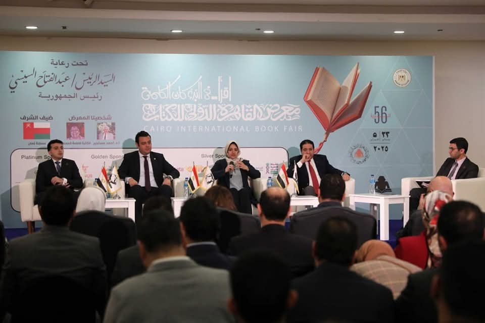 مشاركو ندوة "تنسيقية الأحزاب" بمعرض الكتاب: الدولة قدمت برامجا غير مسبوقة لتأهيل الشباب للعمل العام