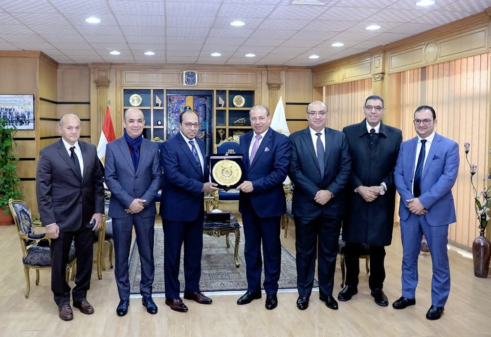 جامعة المنصورة تُكرم الفريق الطبى المشارك بإجراء أول عملية فى العالم لبناء صمامات الأورطى