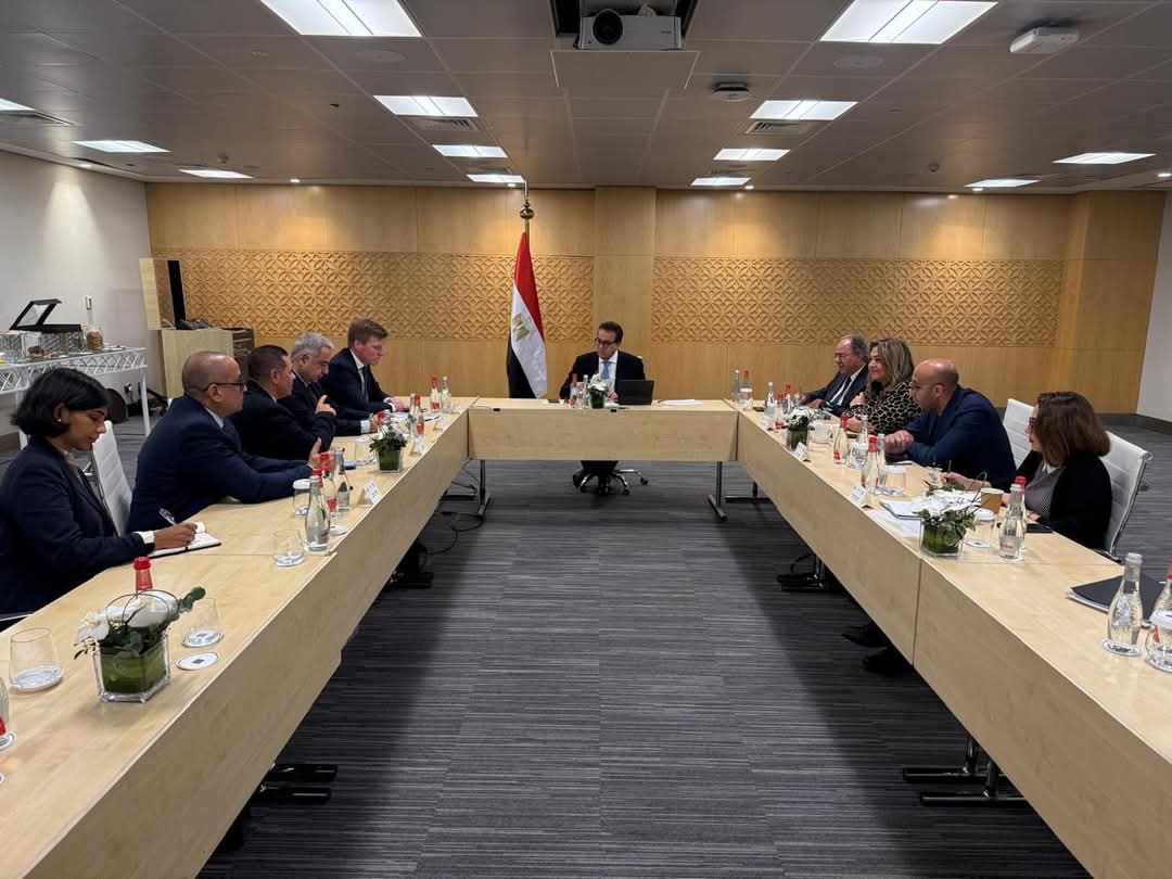 وزير الصحة يبحث مع ممثلي شركة «Elekta» التوسع فى مراكز العلاج الإشعاعى