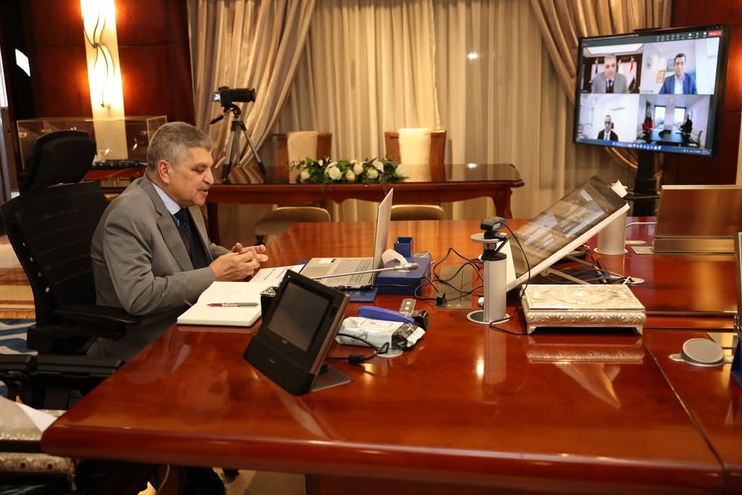 الفريق ربيع يبحث سبل التعاون مع المدير التنفيذى لمجموعة إيه بى موللر ميرسك 