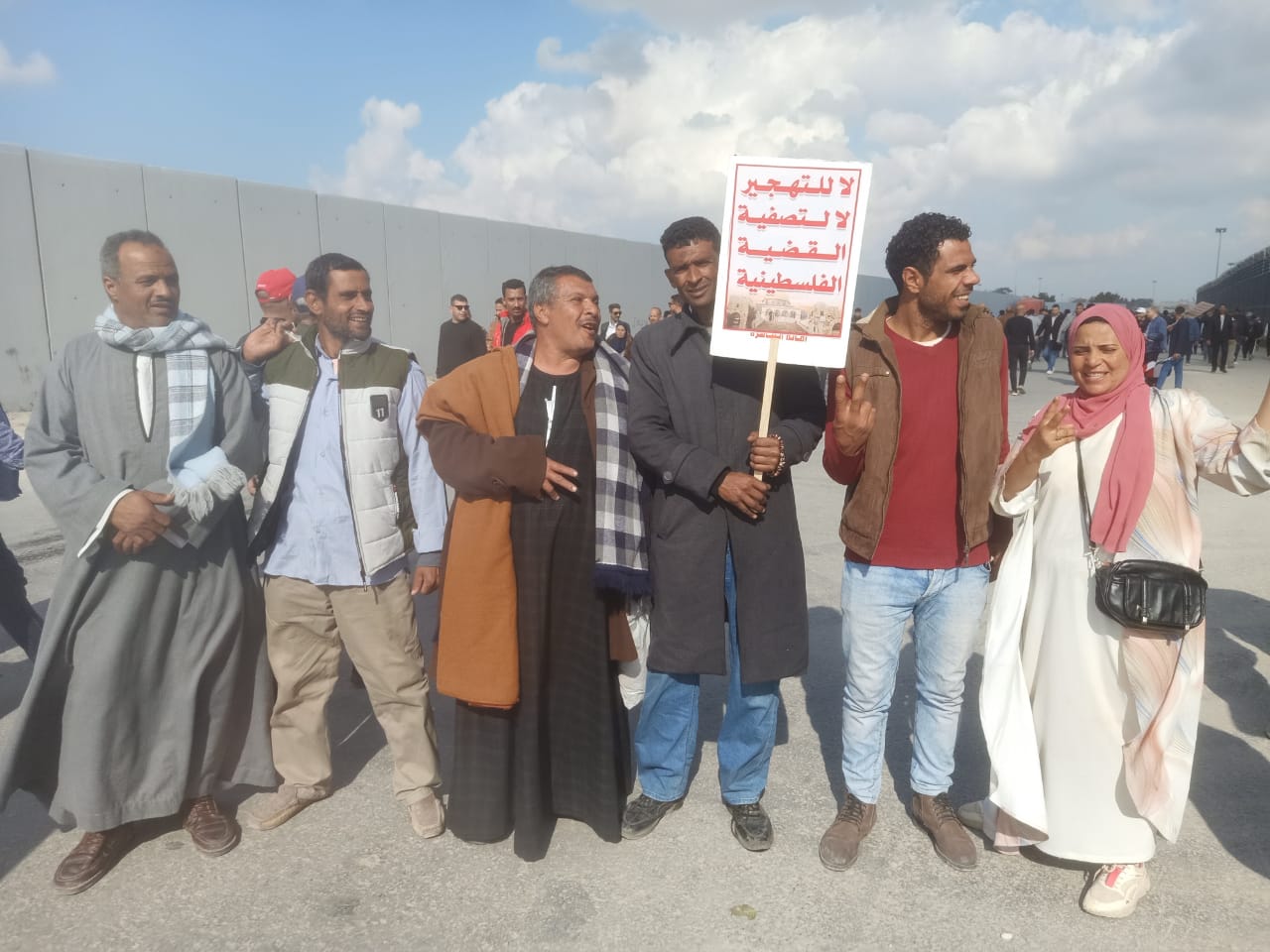 حشود من أبناء الفيوم على معبر رفح .. دعمًا لموقف مصر الرافض لتهجير الفلسطينيين