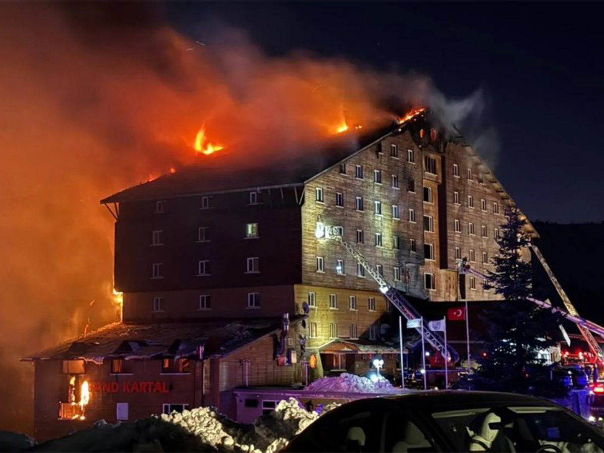 مصرع 10 أشخاص .. في حريق بمنتجع للتزلج شمال غرب تركيا