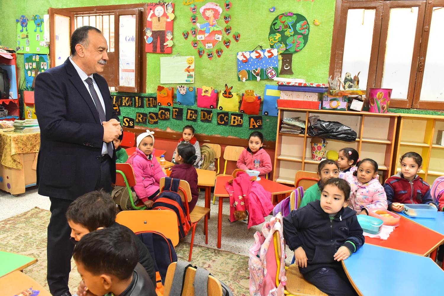 محافظ أسيوط يتفقد مدرسة طارق بن زياد الابتدائية