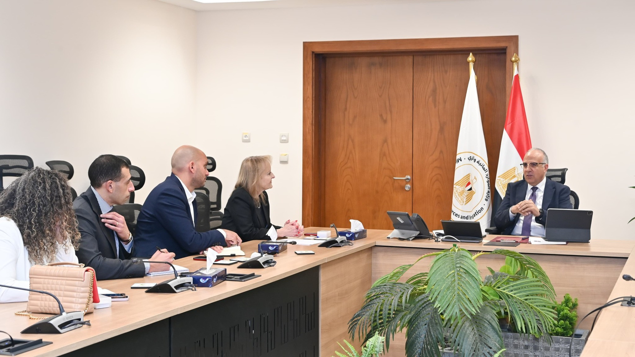 وزير الري يبحث مع البنك الأوروبي للإعمار .. التعاون بإدارة الموارد المائية