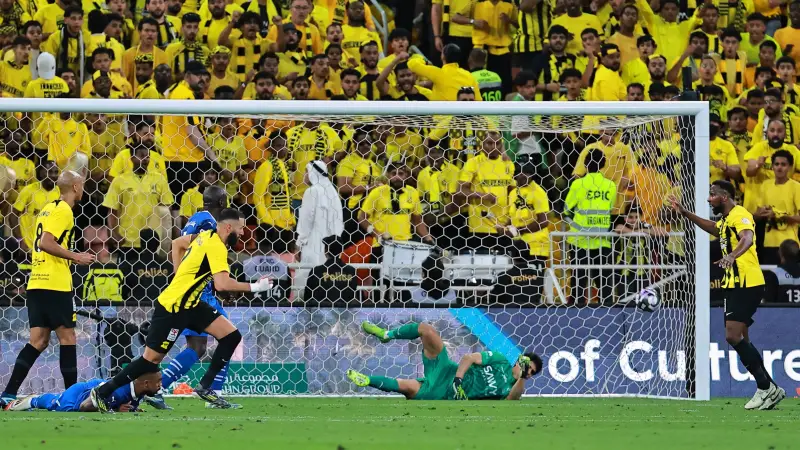 الاتحاد يحسم الكلاسيكو برباعية .. ويبتعد بصدارة الدوري السعودي