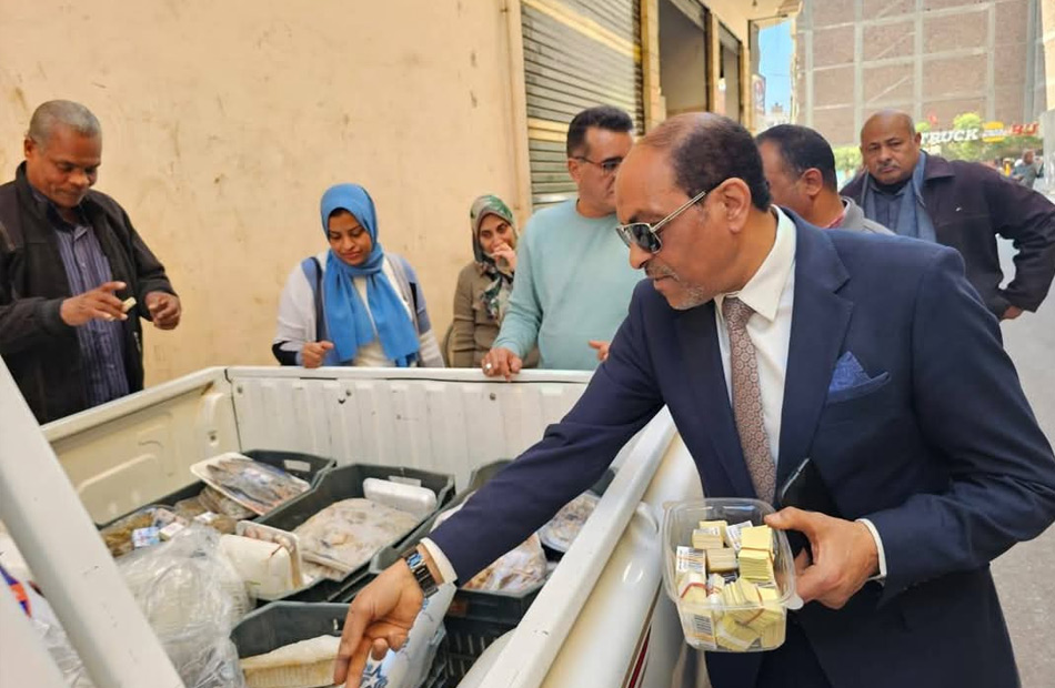 ضبط كمية  من الأسماك الفاسدة داخل ثلاجة في الأقصر