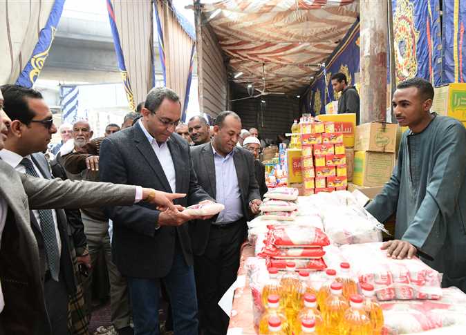 محافظ قنا يفتتح سوق اليوم الواحد بمدينة قوص