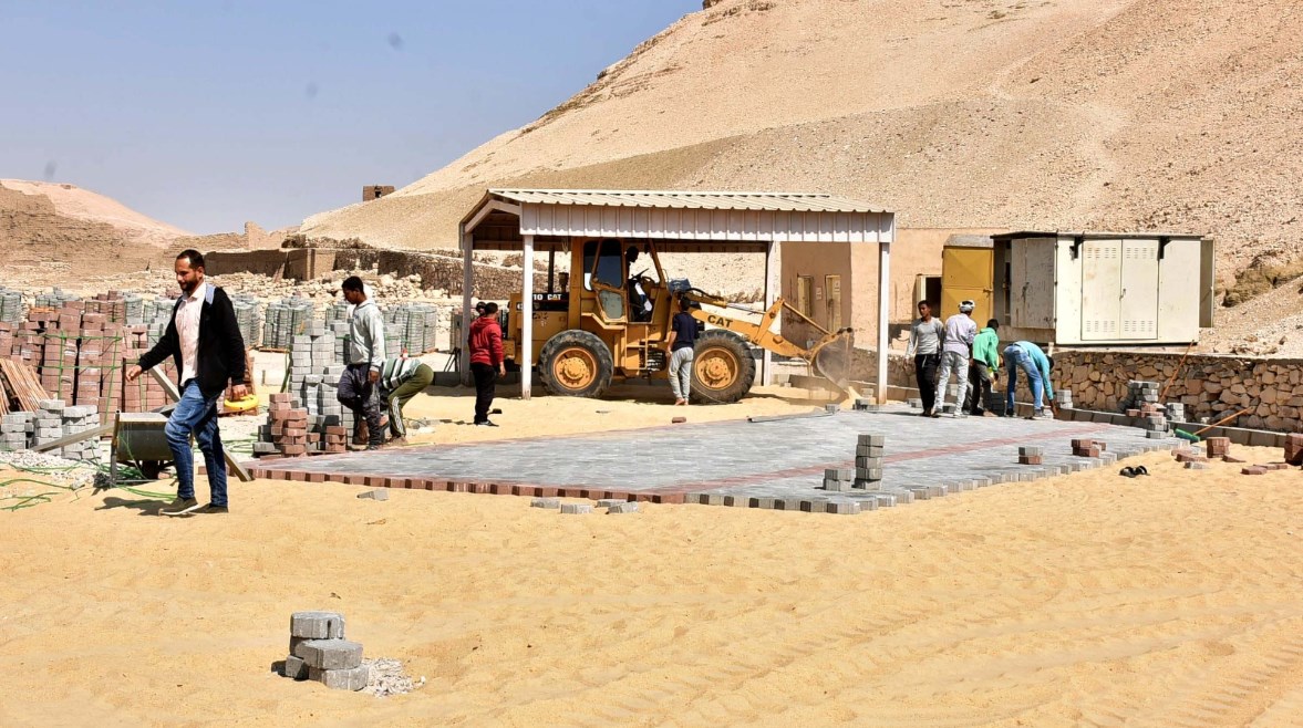 محافظ الأقصر يتفقد مشروعات الرصف استعدادًا لاحتفالية الأهلي بمعبد حتشبسوت