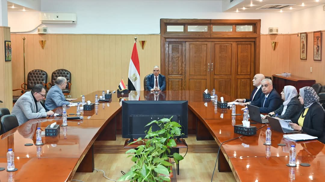 وزير الرى يستعرض صيانة وتطهيرات الصرف المكشوف والمغطى