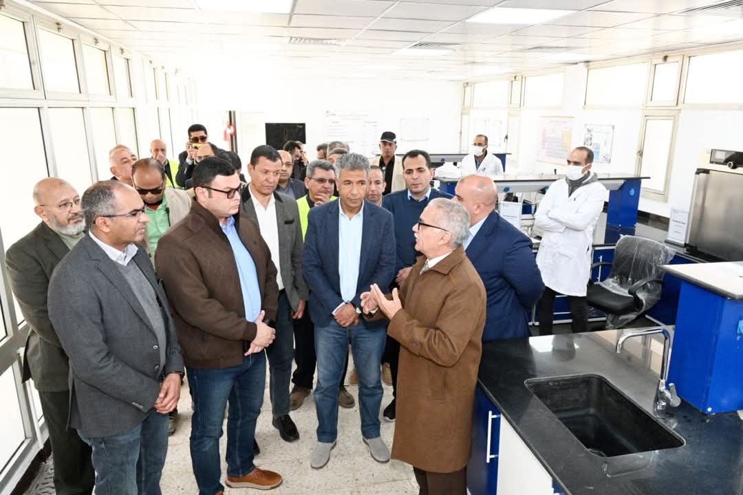 وزير الإسكان يتفقد محطة معالجة مياه الصرف الصحى بالجبل الأصفر