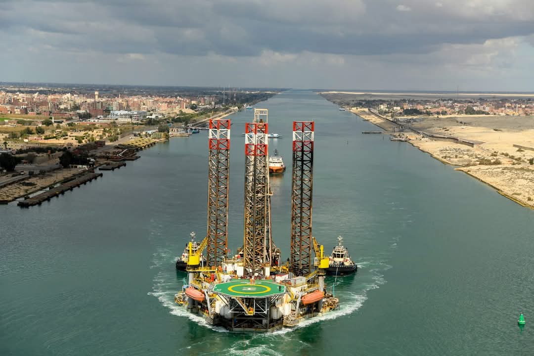 قناة السويس تشهد عبور الحفار ADMARINE260 مقطورا ‏فى عملية غير تقليدية 