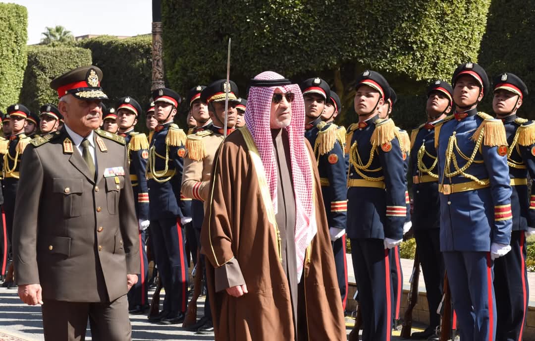 القائد العام للقوات المسلحة يبحث مع وزير الدفاع والداخلية الكويتى تعزيز العلاقات العسكرية