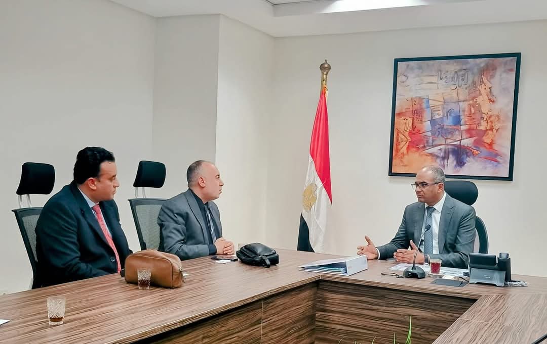 نائب وزير الإسكان يلتقى مسئولى إحدي الشركات المتخصصة فى أنظمة معالجة الصرف الصحى