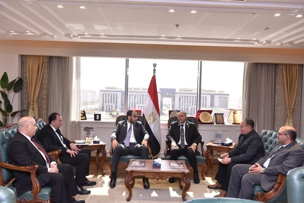وزير العمل يلتقى وفد شركة البويات والصناعات الكيماوية