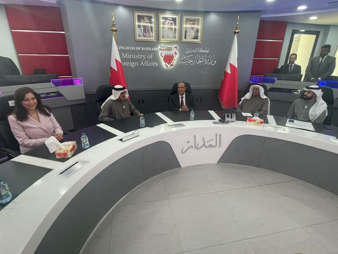 وزير الخارجية والهجرة يجتمع مع نظيره البحرينى