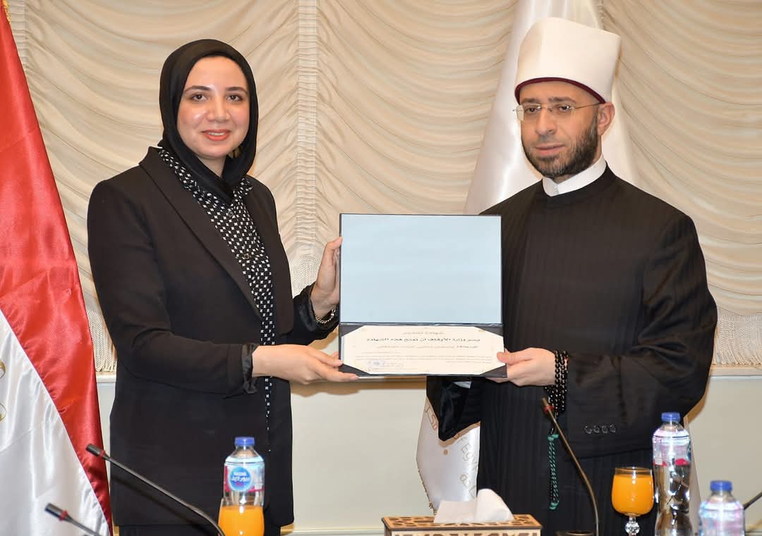 وزير الأوقاف يكرم الباحثة ياسمين مصطفى
