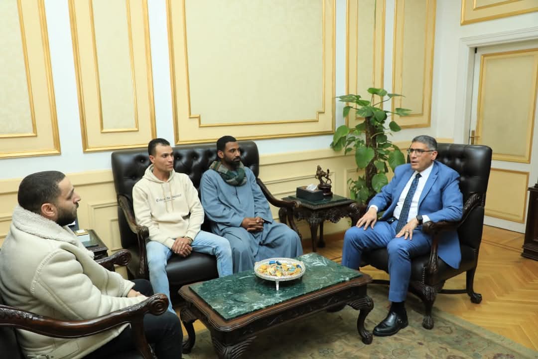 محافظ الجيزة يكرم الشباب منقذى الأطفال من حريق عمارة فيصل