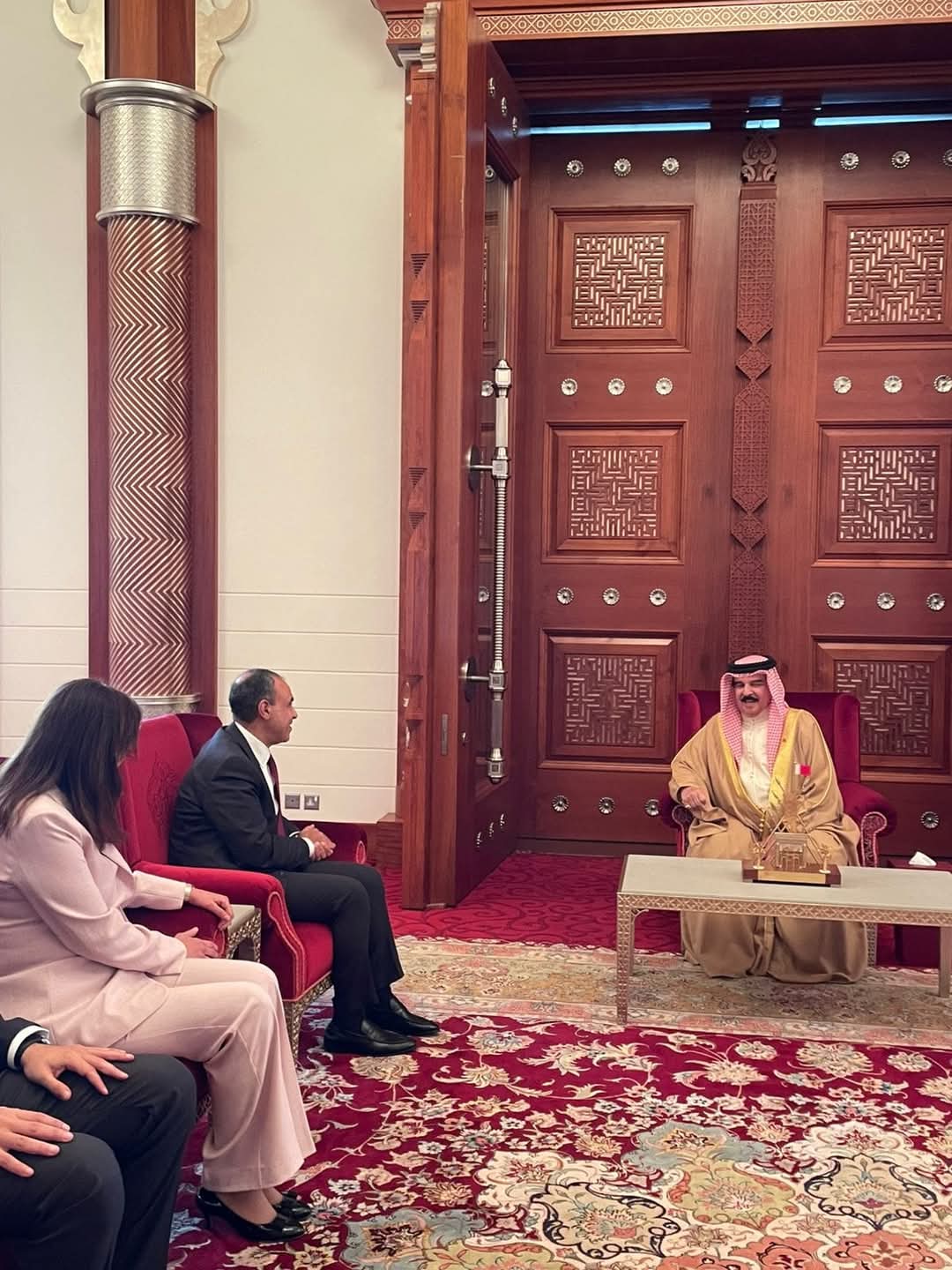 وزير الخارجية يلتقى بجلالة ملك البحرين فى المنامة