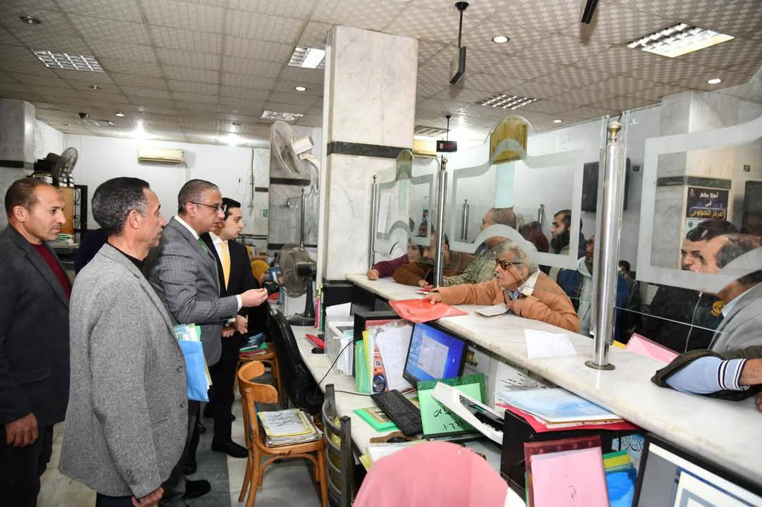 خلال زيارة مفاجئة.. محافظ الفيوم يتفقد المركز التكنولوجي والمكاتب الهندسية بمجلس المدينة - الخبر لايف