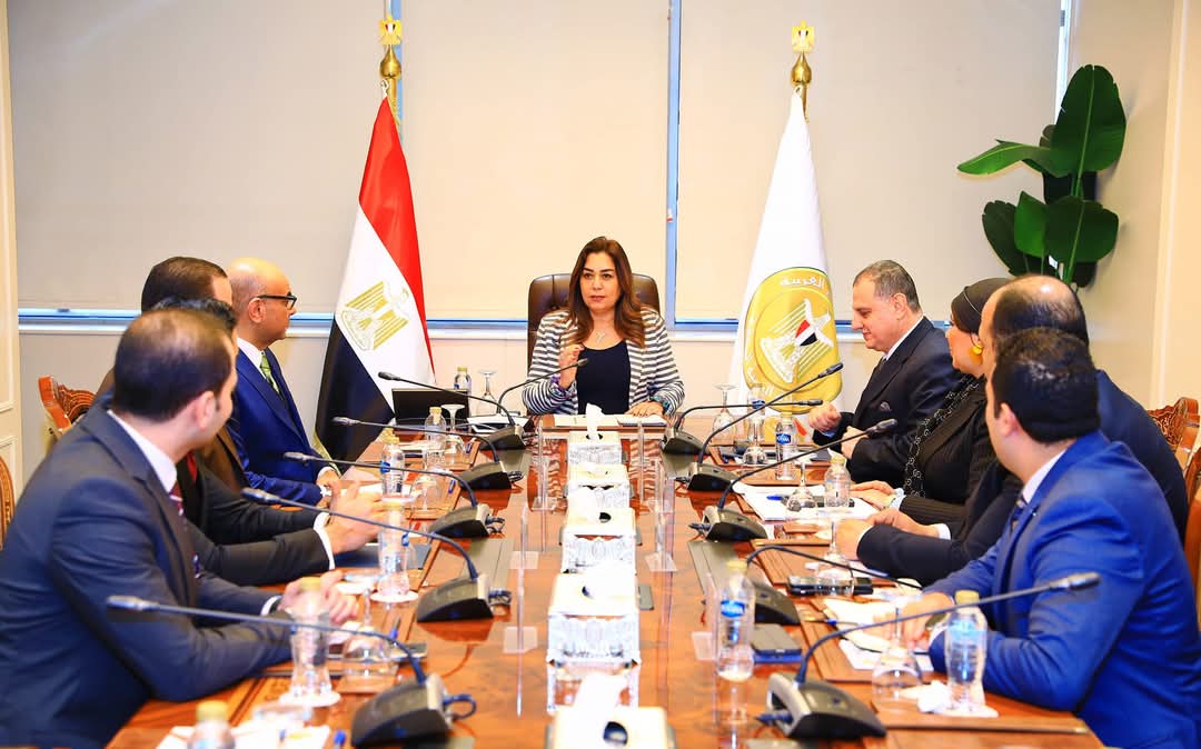 وزيرة التنمية المحلية تتابع مع القطاع القانونى ملفات العمل المختلفة