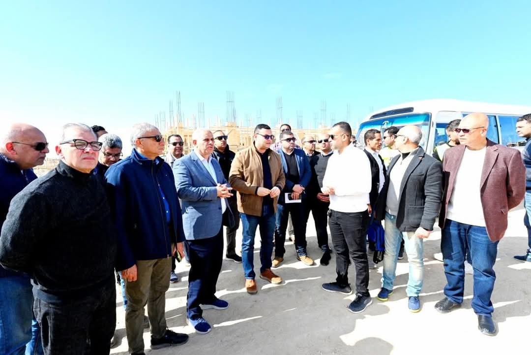 وزير الإسكان يتفقد مشروعات الطرق والوحدات وأعمال البحيرات بـ "مارينا بالساحل الشمالى"