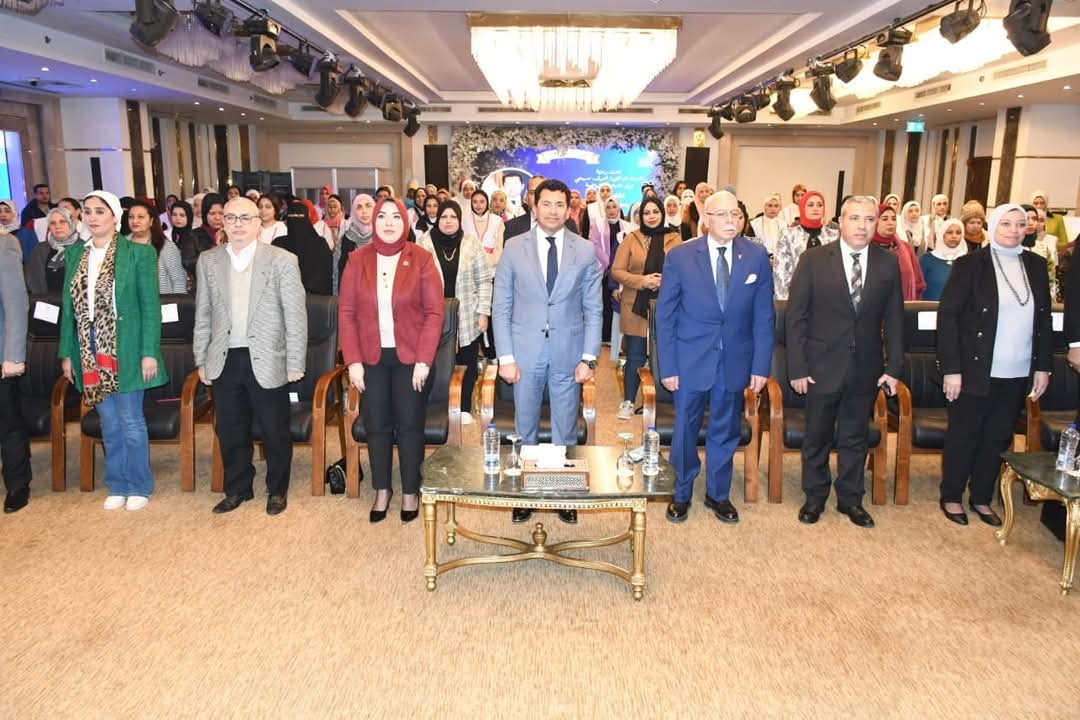 وزير الشباب يبحث تحديات ومشكلات العمل بأندية الفتيات