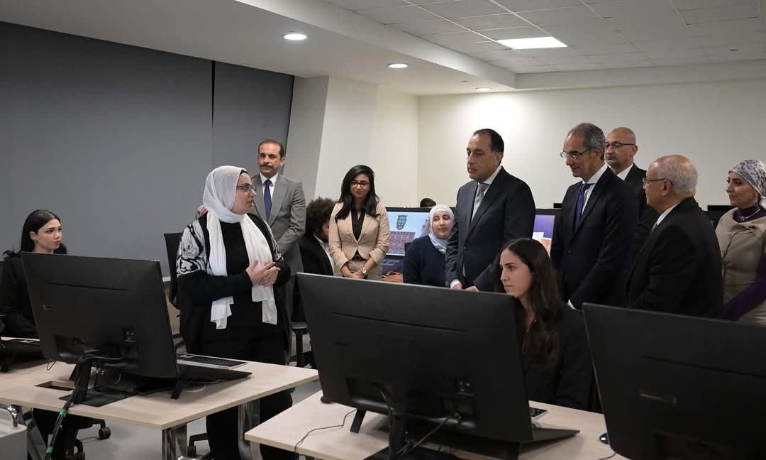 رئيس الوزراء يتفقد المعامل التكنولوجية بالمعهد القومى للاتصالات 