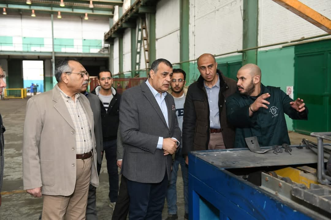 وزير الإنتاج الحربى يفاجئ شركة حلوان للصناعات الهندسية "مصنع 99 الحربى"