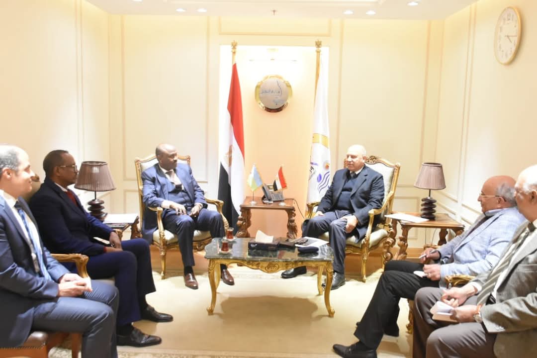وزير الصناعة والنقل يلتقى سفير جمهورية جيبوتى
