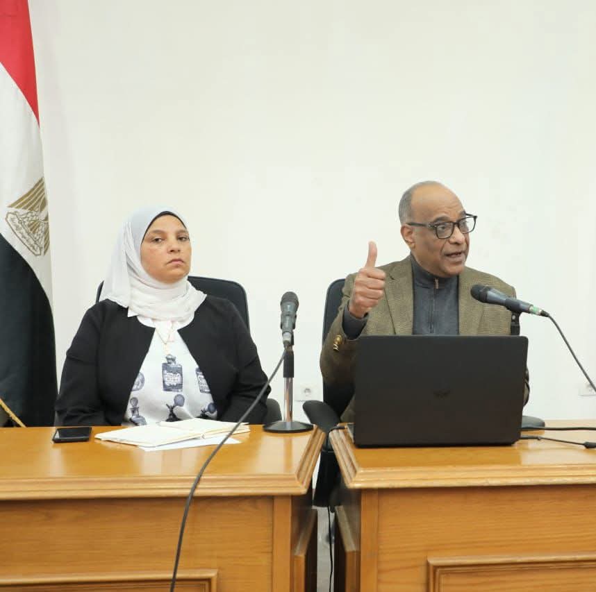 ورشة عمل لتدريب معلمى الصف الأول الإعدادى على المناهج الجديدة