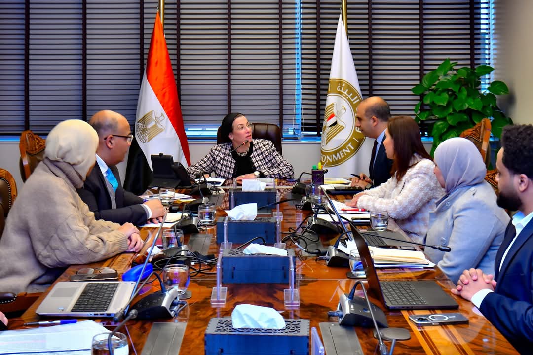 وزيرة البيئة تتابع استراتيجية التدوير والحد من الأكياس البلاستيكية أحادية الإستخدام